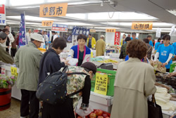 写真：大勢のお客さんで賑わう会場