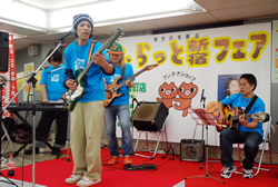 写真:チャレンジワークバンドの演奏