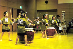 写真:鶴巻小学校児童による太鼓演奏