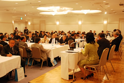 写真:ステージ側から会場全体を見る