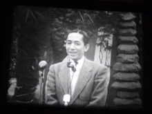 フィルム画像:スピーチする純一氏