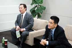 写真:説明を受ける日本マクドナルド株式会社側代表者