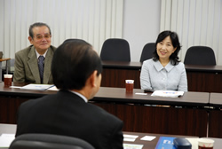写真:日本FC協会で協力依頼の説明をする中山区長と大室会長