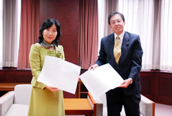 写真:協議書を手に記念撮影する中山区長と桑原議長