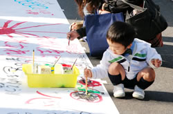 写真:子どもたちやカップルもお絵描き