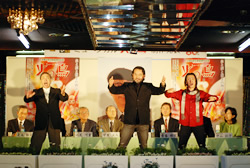 写真:出演者3名によるパフォーマンス