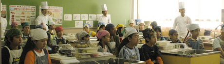 写真:説明を真剣に聞く子どもたち