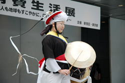 写真:オープニングイベントでサンモを踊る女性