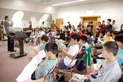 写真:玉川上水の歴史を学ぶ子どもたち