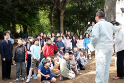 写真：玉川上水の歴史を学ぶ子どもたち