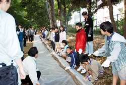 写真:みんなで力を合わせてせせらぎ作り