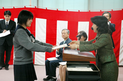 写真:中山区長から表彰状を受け取る受賞者