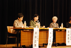 写真左から：岩田正美さん、中山区長、吉田君子さん