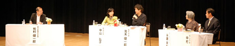 写真:ステージ上で話すパネリストのみなさん