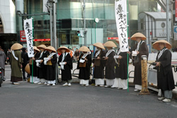 写真:新宿三丁目交差点での托鉢