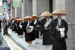 写真:明治通りを歩く一行