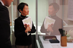 写真:写真:展示を見学する松岡さん