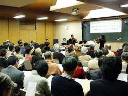 写真:客席は大勢の来場者
