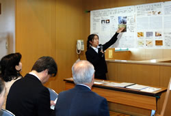 写真:落合中学校生物部の発表