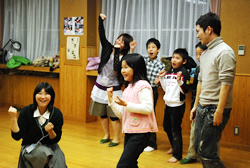 写真:演技をする子どもたち