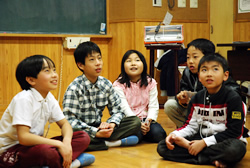 写真:話し合いをする子どもたち