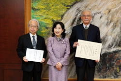写真左から:羽原氏、中山区長、内藤氏