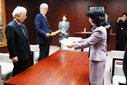 写真：任命書を読み上げる中山区長