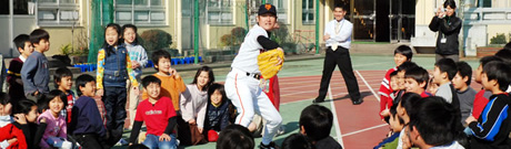 写真:子どもたちの前でピッチングを披露する阿波野さん