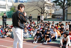 写真:子どもたちに話をする阿波野さん
