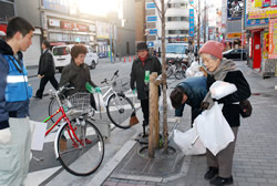 写真:歌舞伎町での清掃活動