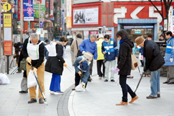 写真:新宿駅東口前での清掃活動