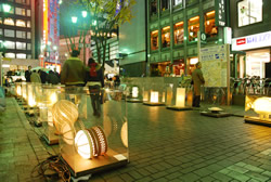 写真:並んだアート作品・後方に新宿駅