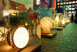 写真:並んだアート作品