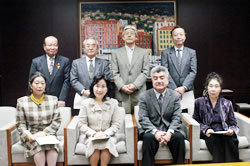 写真:委員会メンバーと中山区長