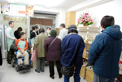 写真:お客様がレジに並ぶ