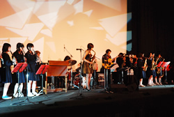 写真:矢野沙織さんと牛込第二中学校吹奏楽部のステージ