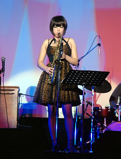 写真:演奏する矢野沙織さん