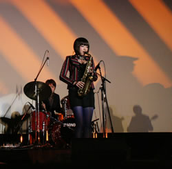 写真:公式テーマ曲を演奏する矢野沙織さん
