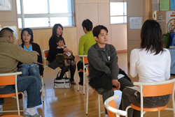 写真:ワークショップを受講する保護者