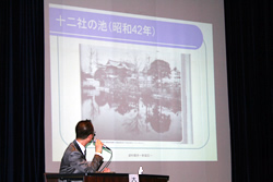 写真:ステージ上スクリーンを使った説明