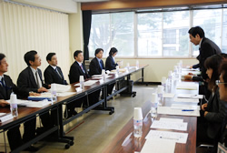 写真:岸田大臣に説明する区側関係者