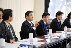 写真:手振りを交えて話す岸田大臣