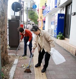 写真：道路の清掃活動