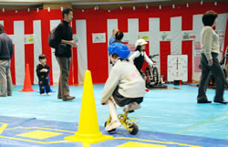 写真:ちっちゃリンコで遊ぶ子ども