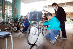 写真:自転車を点検する