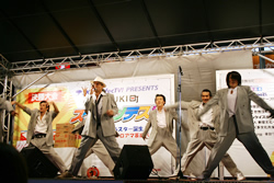 写真:男性ダンスグループの演技
