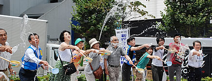 写真:打ち水の様子