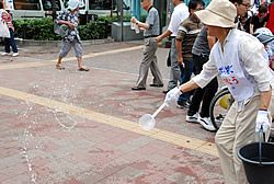 写真:打ち水の様子