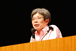 写真:講演する平田オリザさん