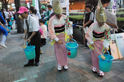 写真：打ち水をする参加者